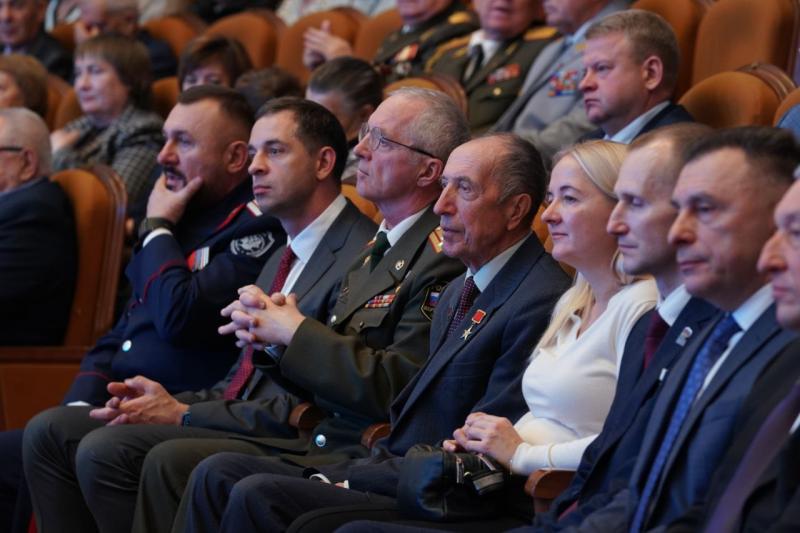 Вячеслав Федорищев вручил знак "Почетный гражданин Самарской области" Олегу Кононенко