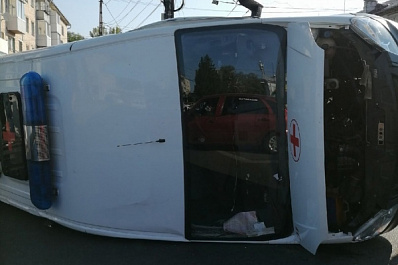 Число пострадавших в ДТП с перевернувшейся скорой в Тольятти увеличилось до трех