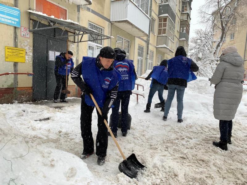 Самарские единороссы помогают в борьбе со снегом