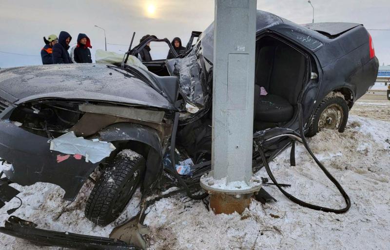 В Самарcкой области спасатели помогли водителю выбраться из искореженной машины