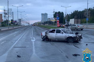 Погибла девушка: в Самаре молодой водитель влетел в бордюр и перевернулся