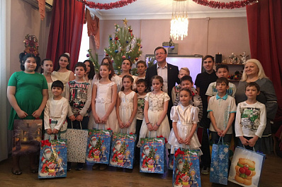 Дмитрий Азаров в канун Рождества встретился с воспитанниками центра "Ровесник"