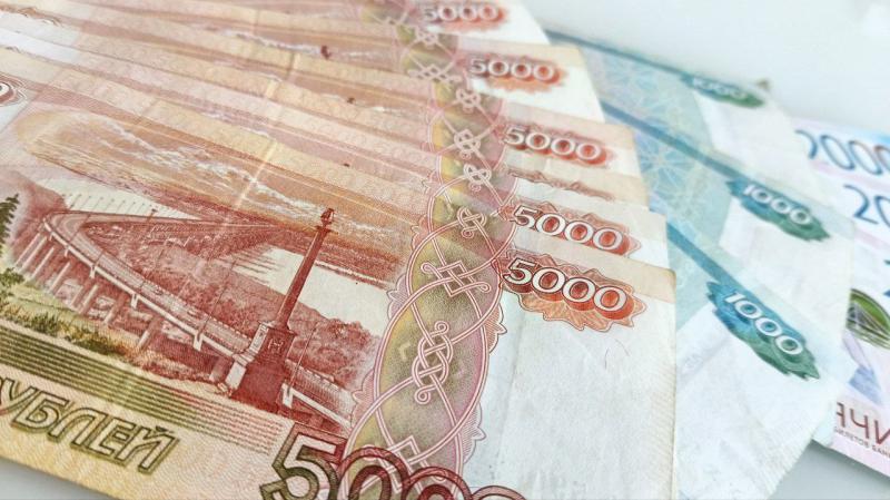 Бюджетники, военные, госслужащие: кому поднимут зарплату с 1 октября 2025 года