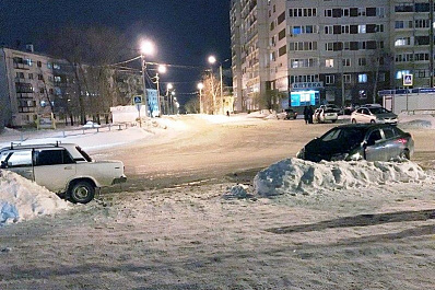 В Сызрани два человека пострадали при столкновении автомобилей