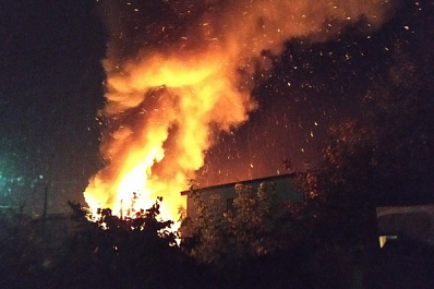 Яркое пламя шокировало соседей: в Самарской области случился пожар