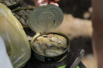 В рыбных консервах в России обнаружили личинки