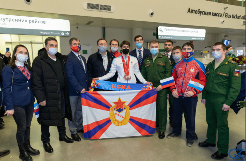 "Камышлинский буйвол" вернулся в Самару: поздней ночью болельщики встретили в аэропорту Эдуарда Латыпова