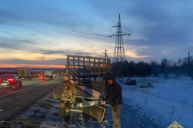 В Самарской области на трассе М5 две легковушки столкнулись и вылетели в кювет