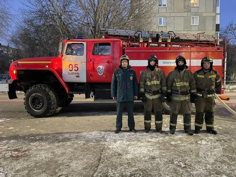В Самарской области пожарные с помощью автолестницы спасли троих человек
