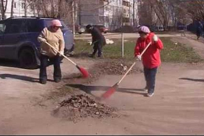 В Новокуйбышевске убирают улицы певцы