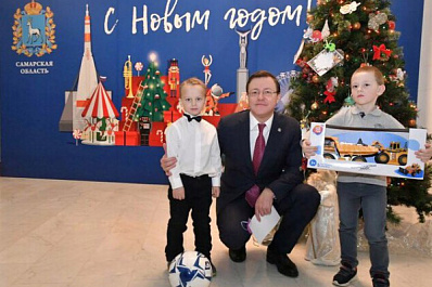 Дмитрий Азаров принял участие в акции "Елка желаний"