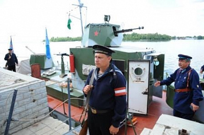 В Сызрани бронекатер "БК-73" встретили хлебом и солью 