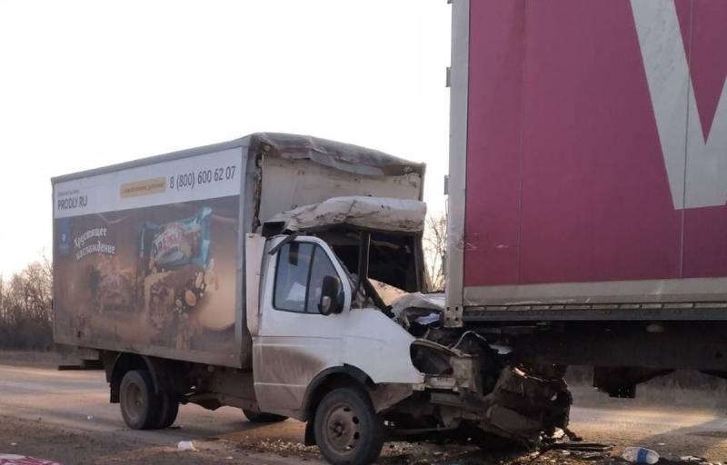 В Самарской области водитель "газели" погиб на месте аварии