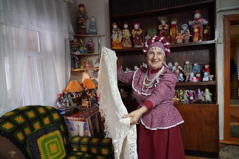 Жительница Борского создала у себя в доме целый кукольный мир