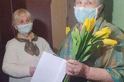 В Самаре волонтеры поздравили женщин-ветеранов с наступающим 8 Марта