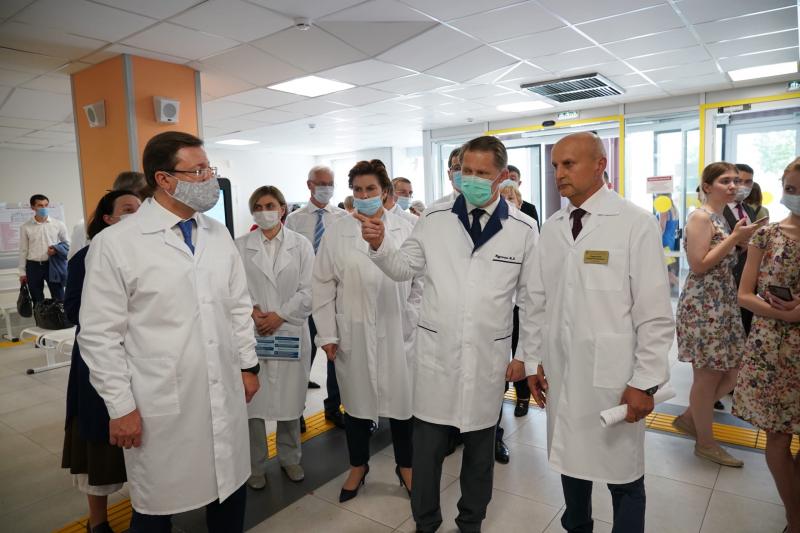 Глава региона и министр здравоохранения РФ проверили работу пункта вакцинации в Тольяттинской поликлинике № 3