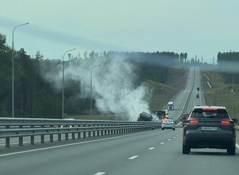 В Самарской области во время движения загорелась фура