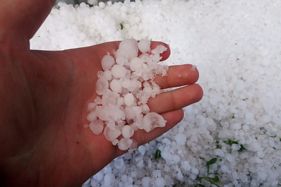 Самарскую область завалило градом