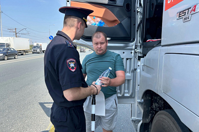 На трассе М5 в Самарской области дальнобойщикам раздавали прохладную воду