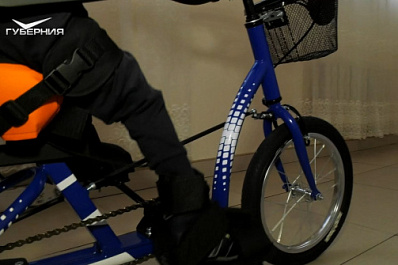 В Самаре четырехлетнему мальчику из детского дома с ДЦП подарили специальный велосипед