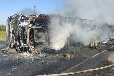 В Самарской области 25 июня после столкновения загорелись фура и легковушка
