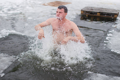 Тольяттинский врач рассказал, при каких болезнях нельзя погружаться в ледяную воду 