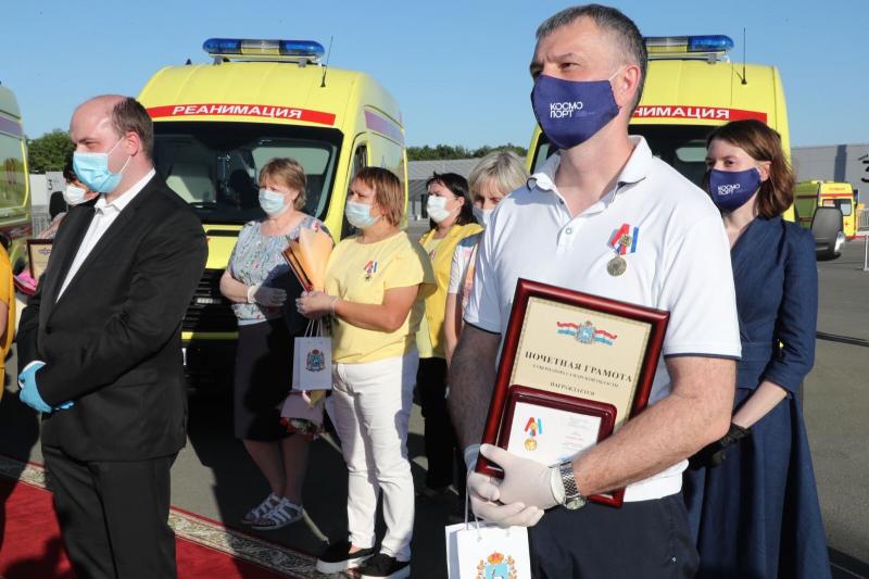 Губернатор Дмитрий Азаров передал службам скорой помощи региона ключи от новых реанимобилей
