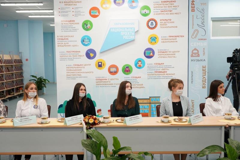 Дмитрий Азаров поздравил педагогов с профессиональным праздником