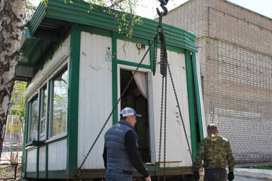 В Самаре женщина закрылась в торговом павильоне, чтобы его не снесли