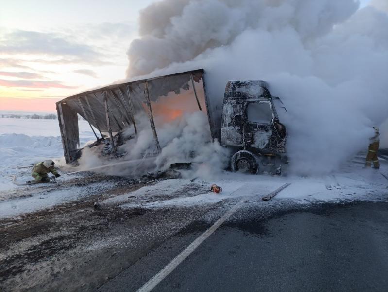 В Самарской области 19 февраля на трассе сгорела фура с картонными коробками