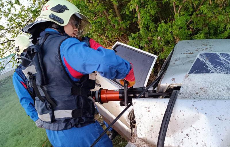 Машина - всмятку: 26 апреля в Красноярском районе в ДТП погиб пассажир легковушки