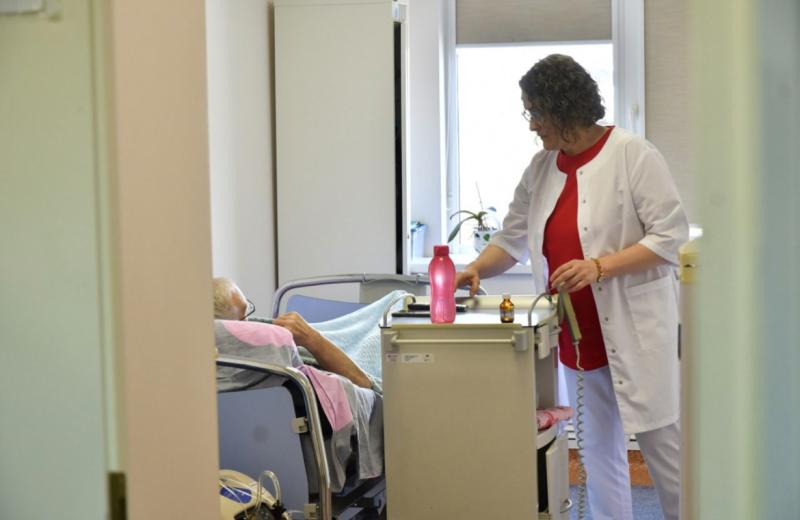 Родственники пациентов смогут посещать больницы круглосуточно