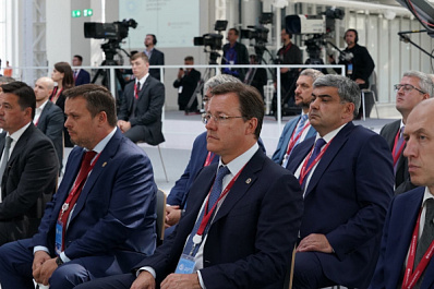 Делегация Самарской области во главе с Дмитрием Азаровым обменялась лучшими идеями с участниками пленарного заседания форума "Сильные идеи для нового времени"