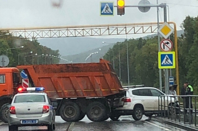 В Самаре грузовик впечатал иномарку в столб и перегородил движение