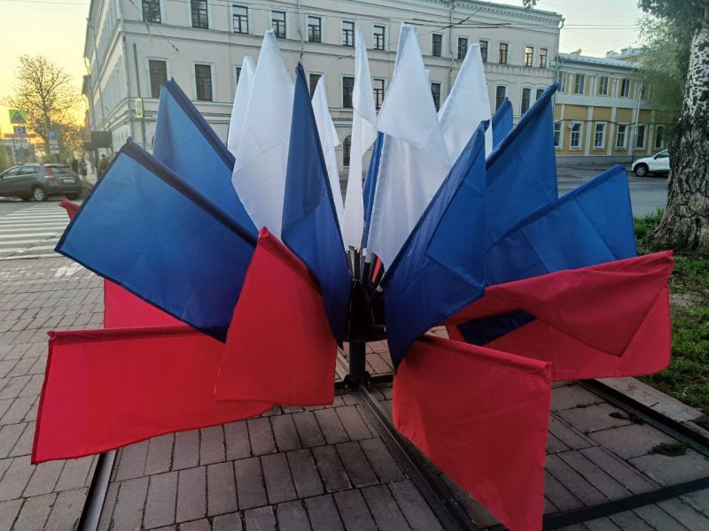 Самарцы развернули 60-метровый триколор в честь годовщины воссоединения Крыма и Севастополя с Россией