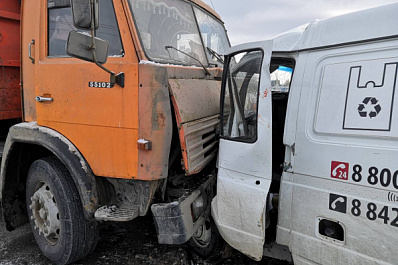 Под Тольятти КамАЗ вылетел на встречку и снес "Газель" 