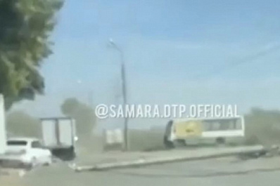 Сильный ветер в Самаре снес фонарный столб