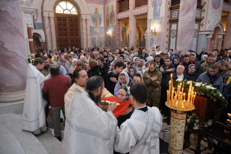Губернатор Вячеслав Федорищев принял участие в крестном ходе в Самаре