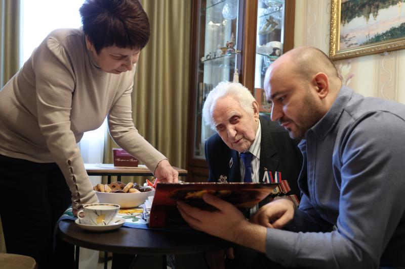 Губернатор Вячеслав Федорищев передал ветерану Великой Отечественной войны награду в честь 80-летия Победы