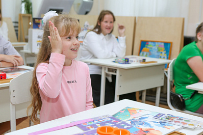 В Новокуйбышевске заводчане передали воспитанникам интерната более тысячи школьных принадлежностей