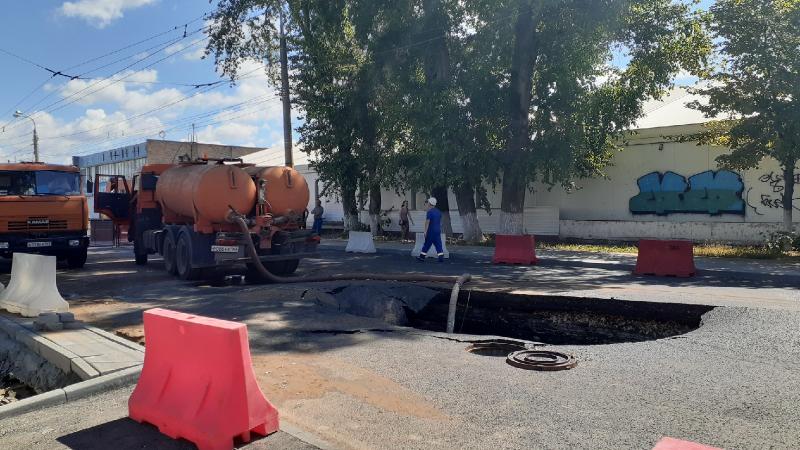 Фото с места событий: на Мичурина устраняют аварию на водоводе