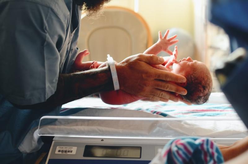 Помогают в борьбе за жизнь: в Туле мастерицы клуба "28 петель" спасают недоношенных младенцев