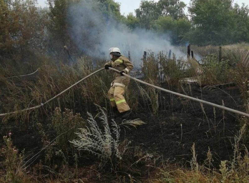 Пожарные остановили распространение огня на жилые дома в Самарской области