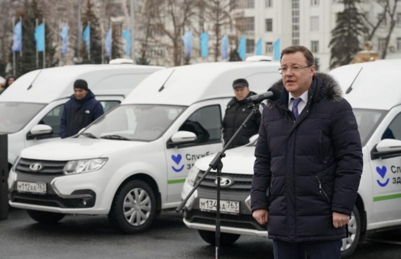 Дмитрий Азаров передал медикам Самарской области ключи от автомобилей неотложной и скорой помощи