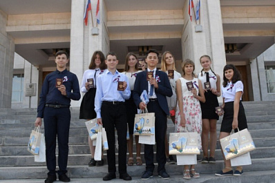 Самарским школьникам выдали учебники по новому предмету