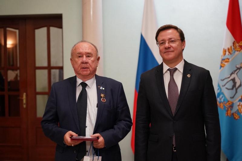 "Искренне горжусь, что у меня такие земляки": Дмитрий Азаров вручил государственные награды жителям Самарской области