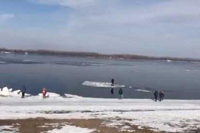 В Самаре мужчину унесло на льдине по Волге