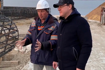 Дмитрий Азаров проверил ход строительства моста в Климовке