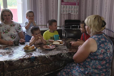 В регионе продолжают оказывать помощь семьям с детьми единовременными выплатами