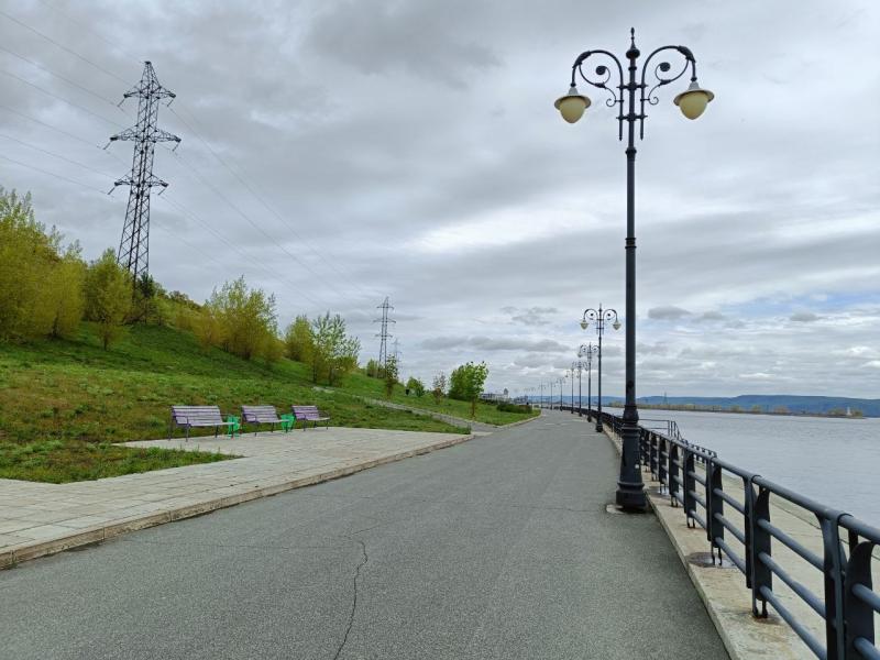 На набережной Комсомольского района устраняют провалы